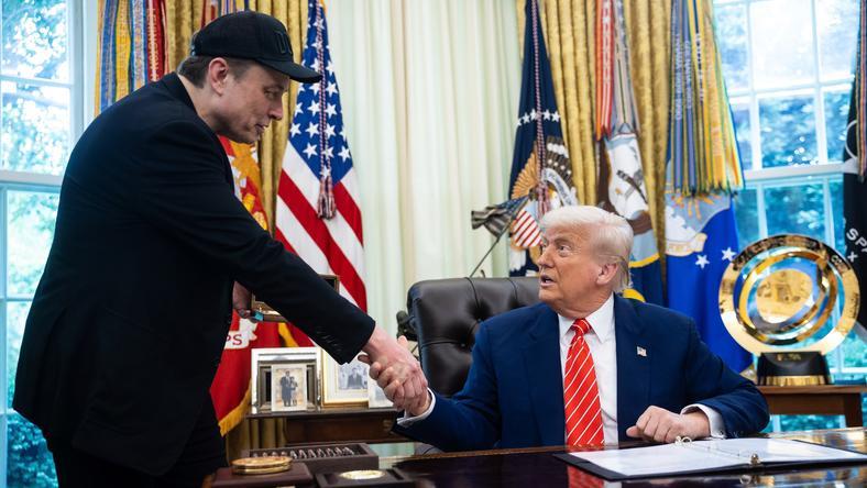 马斯克服软低头认错了,世纪互撕翻篇了吗?